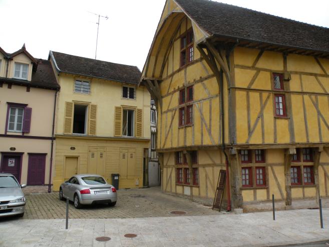  maison jaune à pans de bois